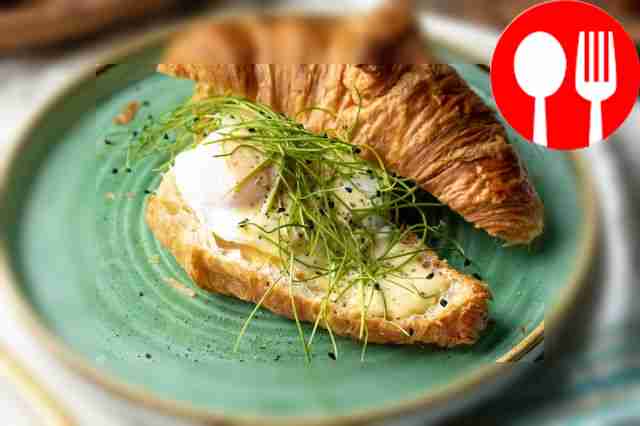 Poached egg and Hollandaise sauce