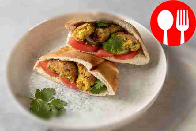 Пита с фалафелем и хумусом