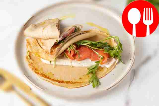 Гречневые блинчики с лососем и взбитой сметаной