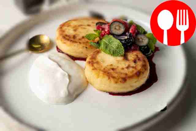Cheesecakes with fried seasonal berries