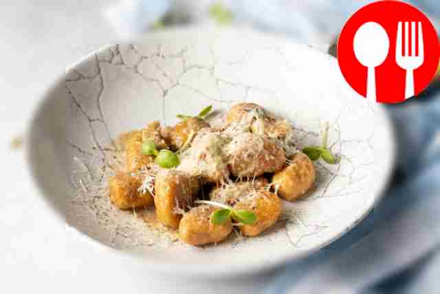 Ньокки из печеной тыквы и картофеля с соусом банья кауда и пармезаном