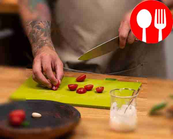 Удалите кончики стручковой фасоли и разделите...