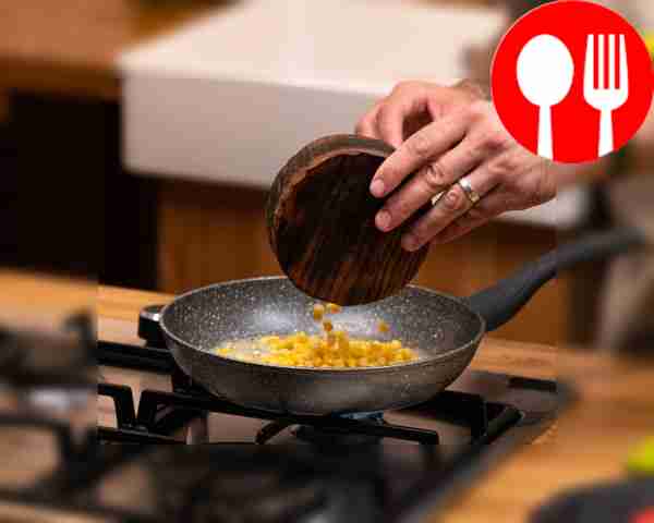 Разогрейте толстодонную сковороду, влейте...