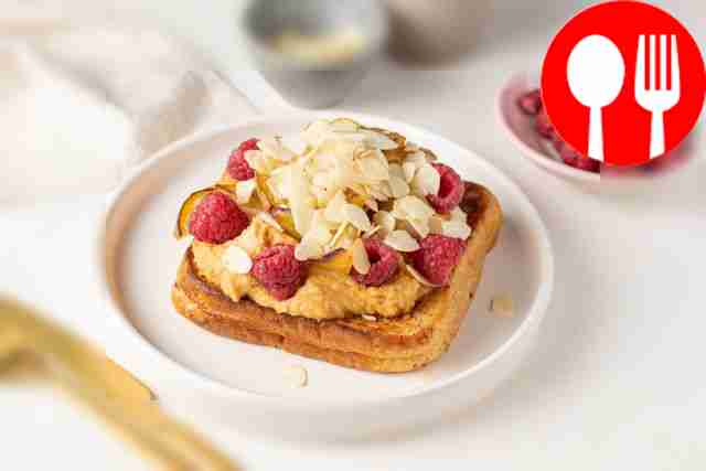 Классический французский тост с карамелизированным яблоком и арахисовой пастой