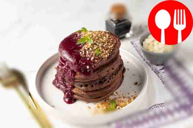 Классический шоколадно-кофейный панкейк с малиновым соусом