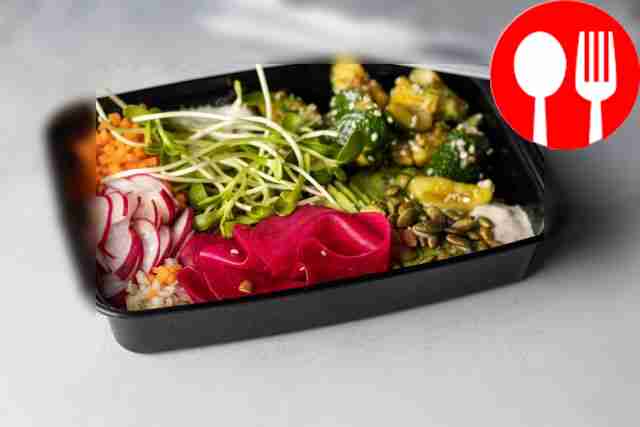 Будда-боул с киноа, колотым огурцом и чиа