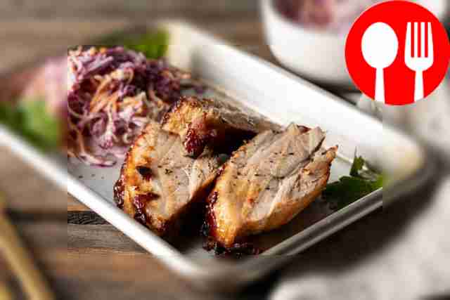 Свиные ребрышки в пряной глазури двойного приготовления с салатом коул слоу