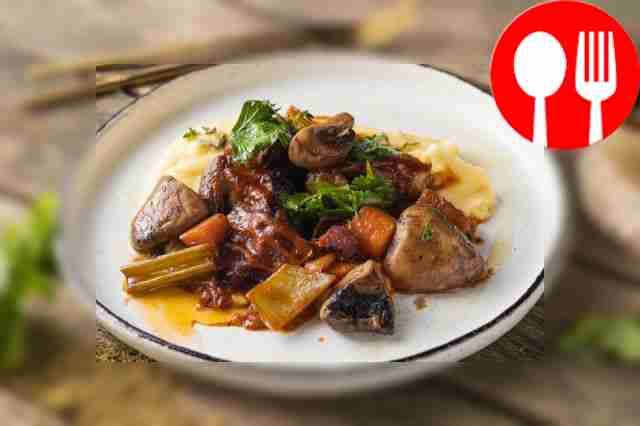 Гуляш из баранины с пюре из печеного картофеля