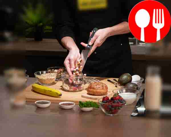 Finely chop the banana. Chop the nuts.