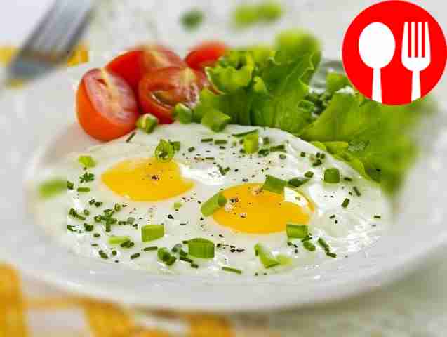 Яичница в микроволновке со свежим зеленым луком Microwave scrambled eggs with fresh green onions