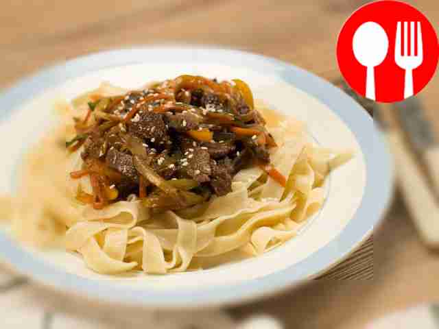 Лапша вок с говядиной и овощами