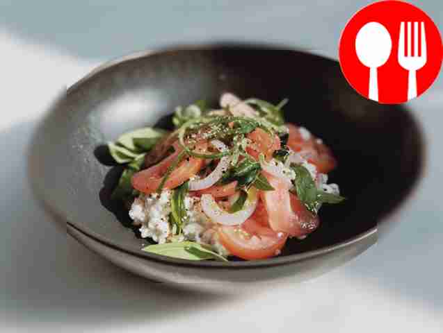 Salad with tomatoes, cottage cheese and basil