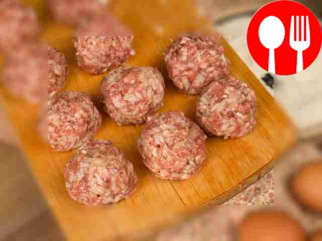 Mix minced meat, rice, egg and one onion in a...