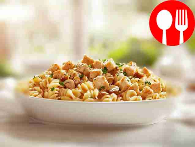 Макароны с сочным филе индейки, луком и зеленью Pasta with juicy turkey fillet, onions and herbs