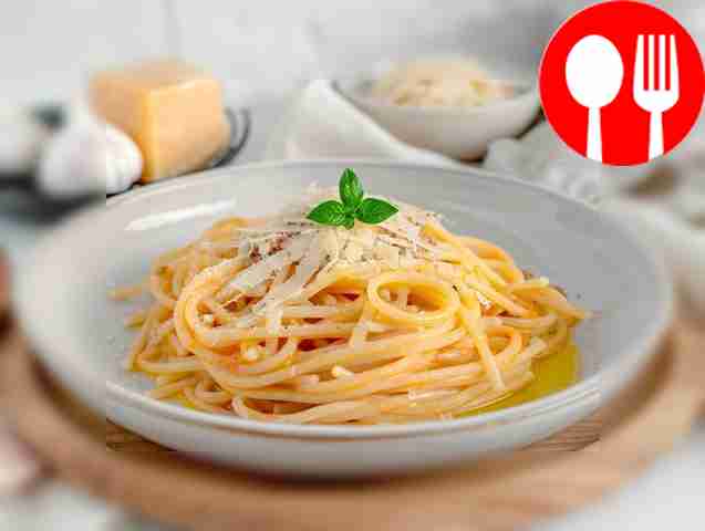 Spaghetti with aromatic garlic sauce and fresh herbs