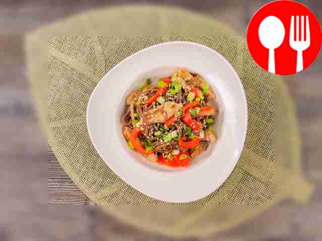 Soba with chicken and sweet pepper