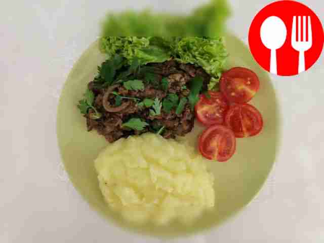 Жареная куриная печень с глазированным красным луком.