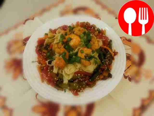 Паста с сочными креветками и овощами