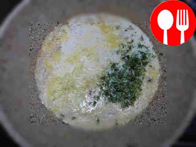 Разогрейте сковороду, влейте растительное...