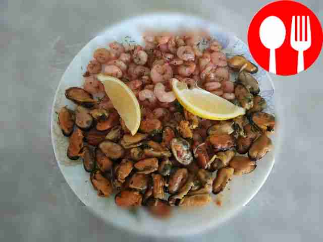 Fragrant seafood with garlic and butter