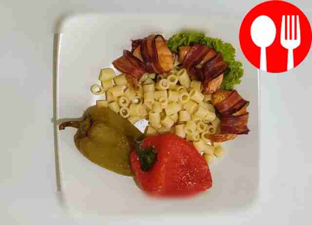 Аппетитная закуска из креветок в беконе