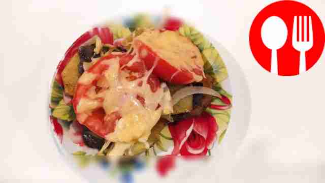 Spicy chicken liver baked with vegetables and cheese