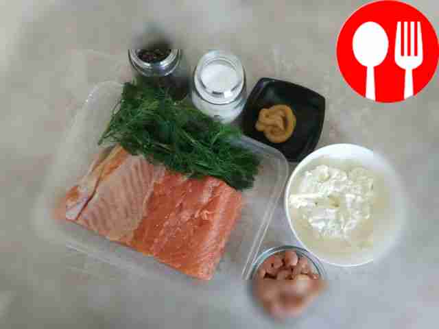 Разморозьте креветки. Промойте зелень и...