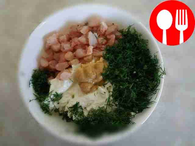 Мелко нарежьте креветки и объедините их со...