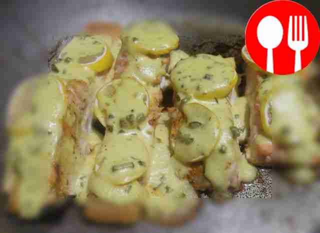 Нарядная семга, запеченная под соусом тартар