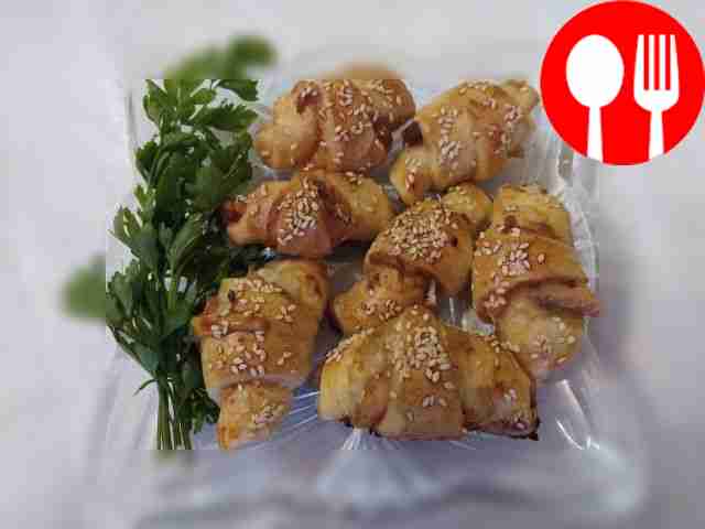 Румяные круассаны с рыбой