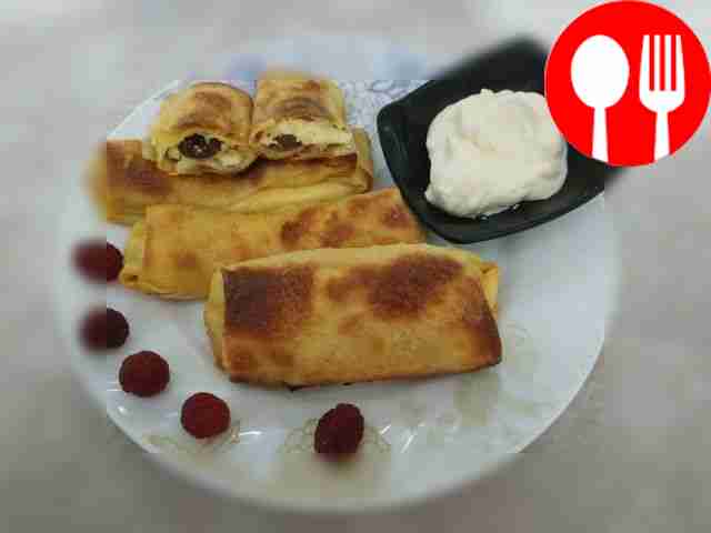Сладкие домашние блинчики с творогом и изюмом