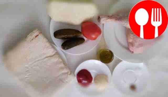 Снимите с куриного филе пленку и прожилки....