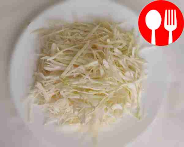 Нашинкуйте капусту и посолите её. Порежьте...