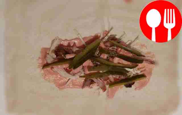 Разверните лаваш листом. Обильно нанесите соус...