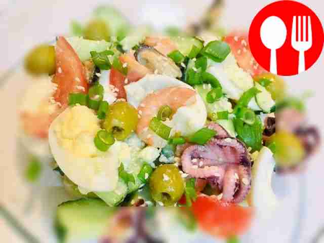 Яркий салат из морепродуктов с овощами и специями