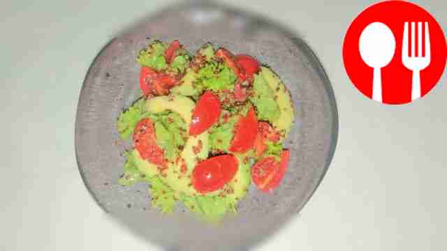 Овощной салат с киноа и авокадо