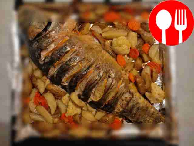 Запеченный карп с овощами