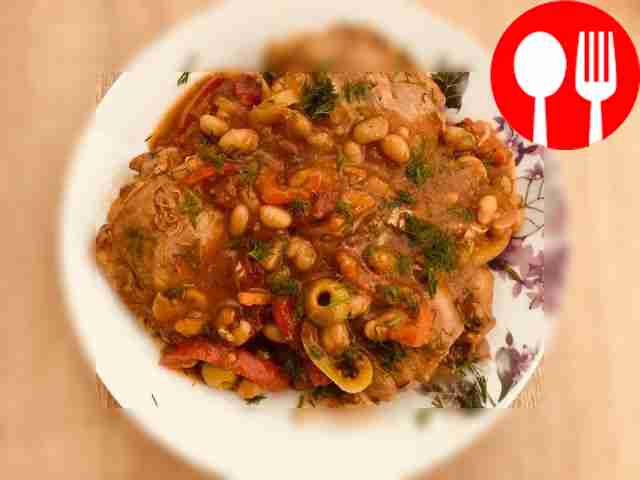 Куриные бедра с фасолью и оливками