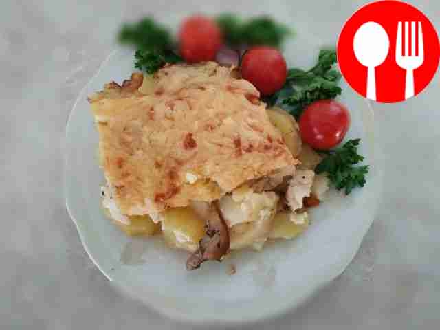 Румяное мясо и картофель под сырной корочкой