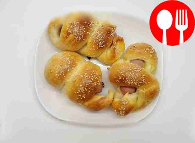 Воздушные пирожки с сосиской