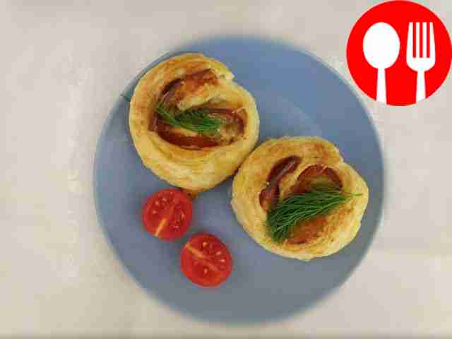 Мини-слойки с колбасой и сыром