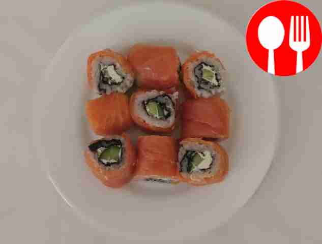 Нежные домашние роллы с красной рыбой и огурцом