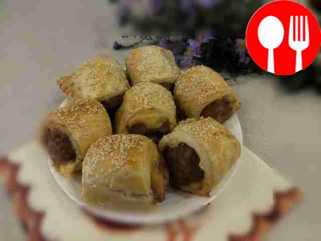 Хрустящие пирожки из слоеного теста с купатами и сыром