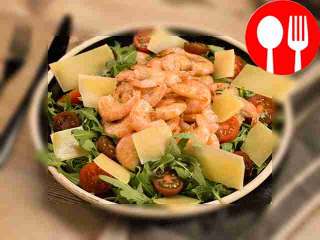 Shrimp with arugula and tomatoes