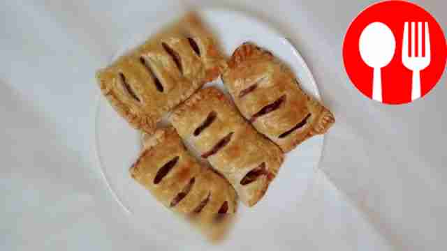 Хрустящие пирожки с грушей и сливами