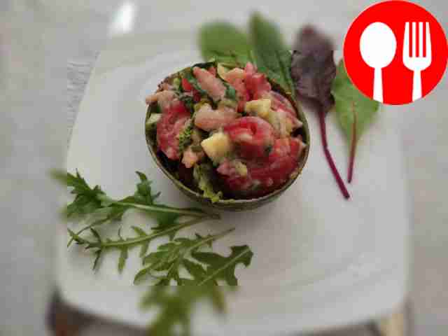 Овощной салат с авокадо и креветками