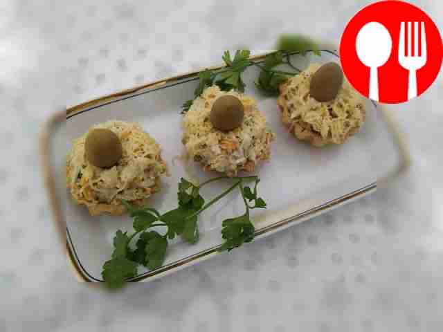 Оригинальная закуска из скумбрии с овощами в тарталетках