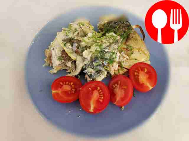 Запеченная скумбрия с луком и майонезом