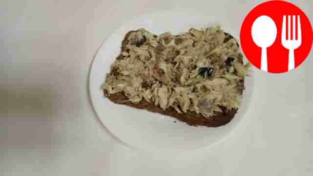 Оригинальная скумбрия с каперсами, чесноком и маслинами