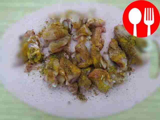 Посолите и поперчите бедрышки, посыпьте...